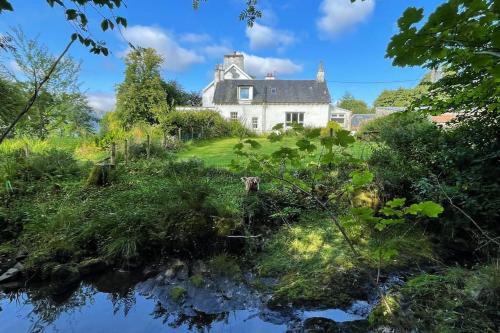 Dalmally House | Traditional farm cottage with woodburner by stream