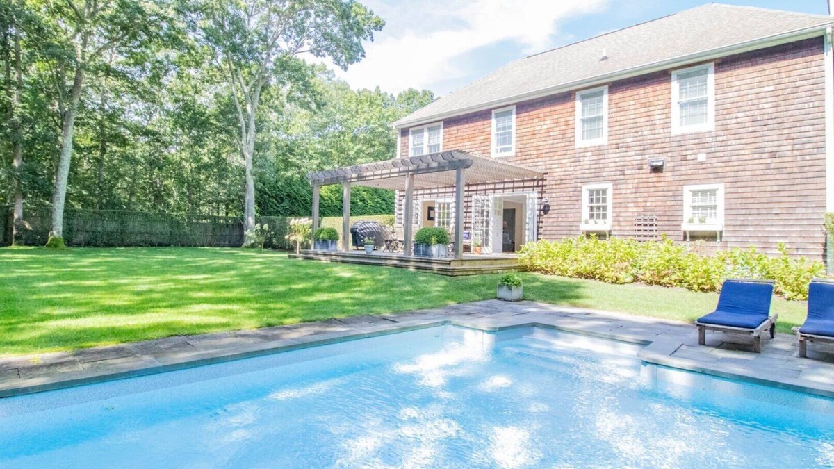 Sagaponack House | Traditional house, open floor and spacious living, formal dining room,.