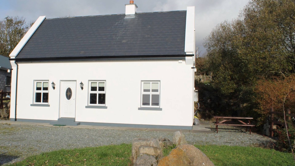 Rosmuck Cottage | Traditional Irish Cottage In The Heart Of Connemara with WI-FI