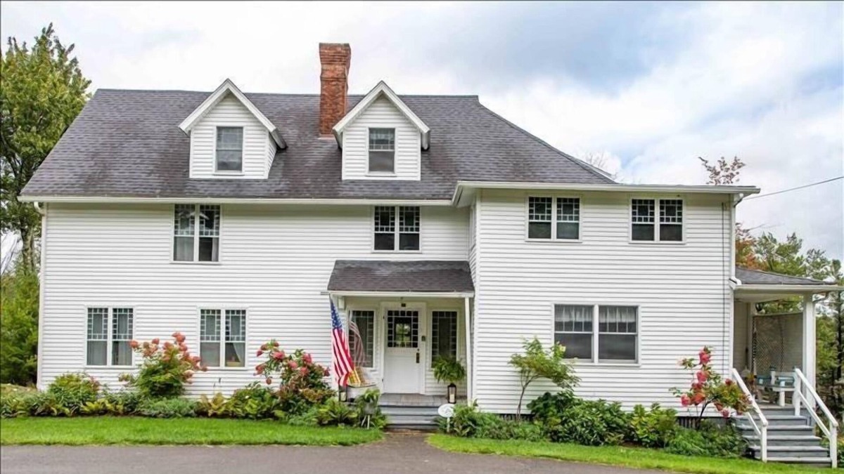 Eagles Mere House | Traditional lakefront "Huckle Chuckle" with private dock to Eagles Mere Lake