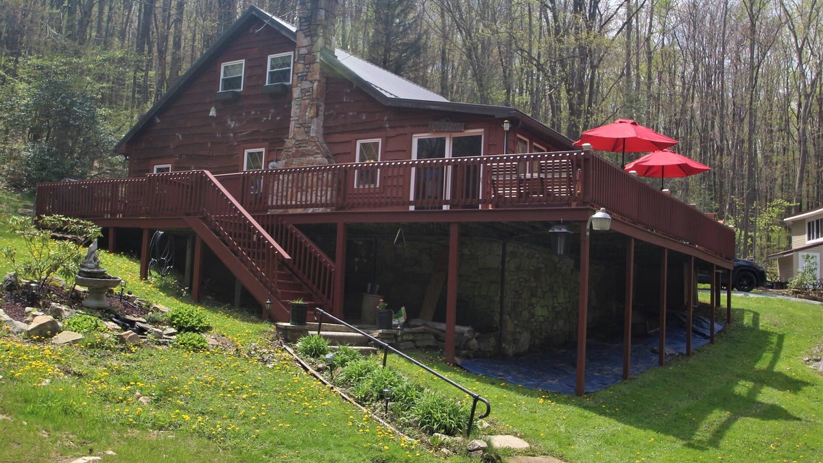 Jefferson Township Cabin | Traditional Mountain Cabin minutes from Kooser Lake and Hidden Valley Resort