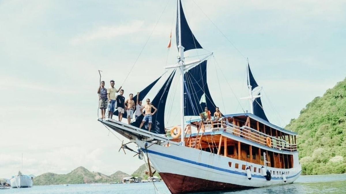 Labuan Bajo Boat Rental | Traditional Phinisi Medium