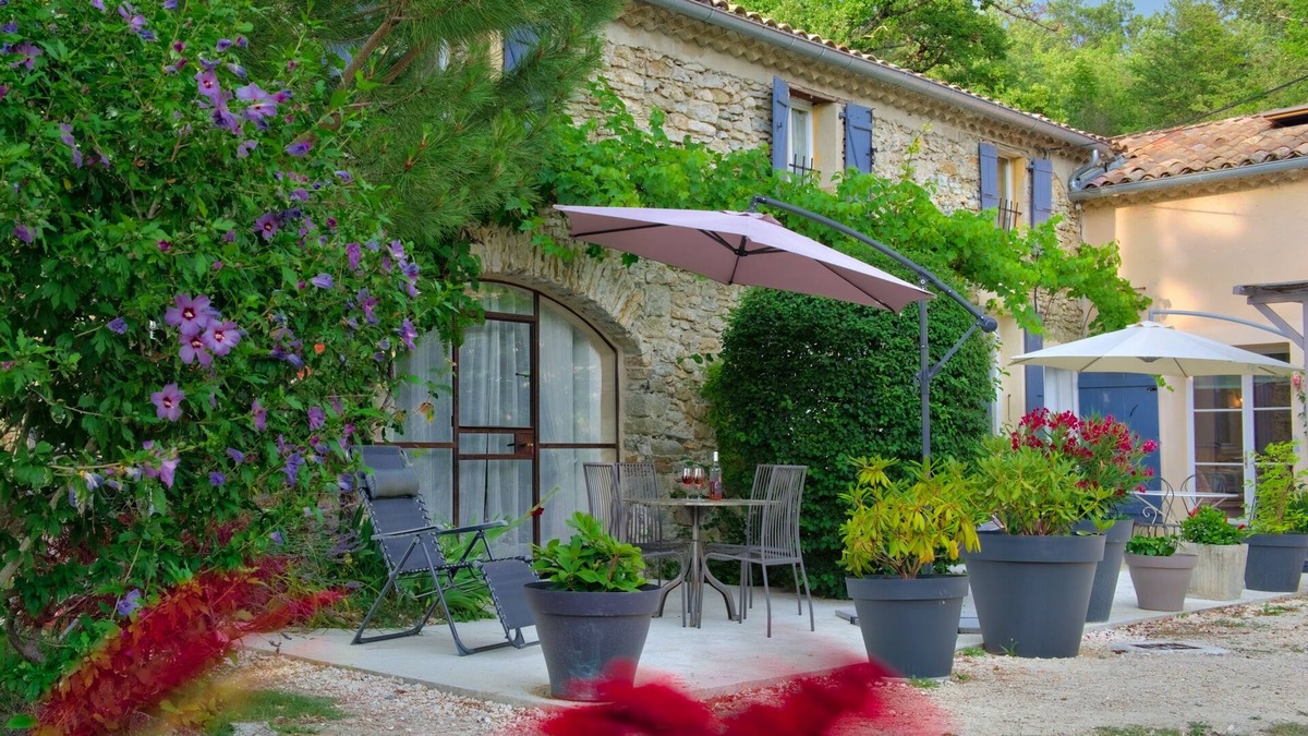 Pont-de-Barret Apartment | Traditional stonebuilt ProvencaleMas gite apartment. Large swimming pool. Eyzahu