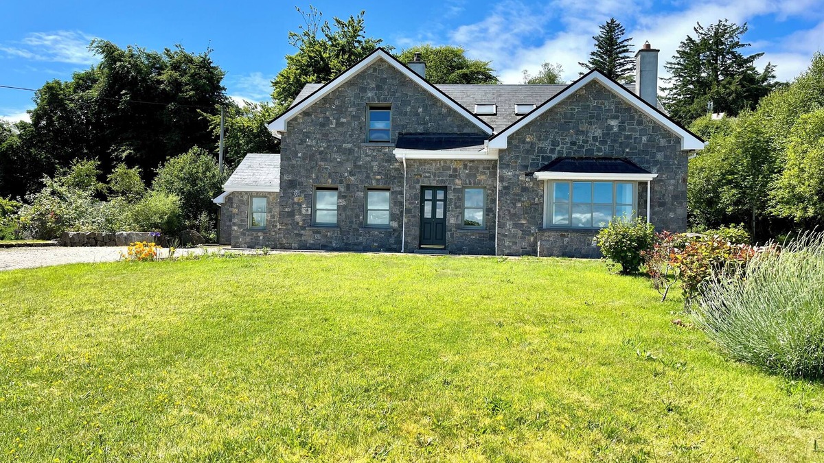 Moycullen House | Traditional style home With 'lake View' 10/15 Minutes From Galway City