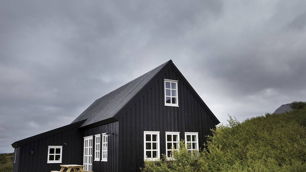Hvalfjarðarsveit House | Traditional timber house by the sea
