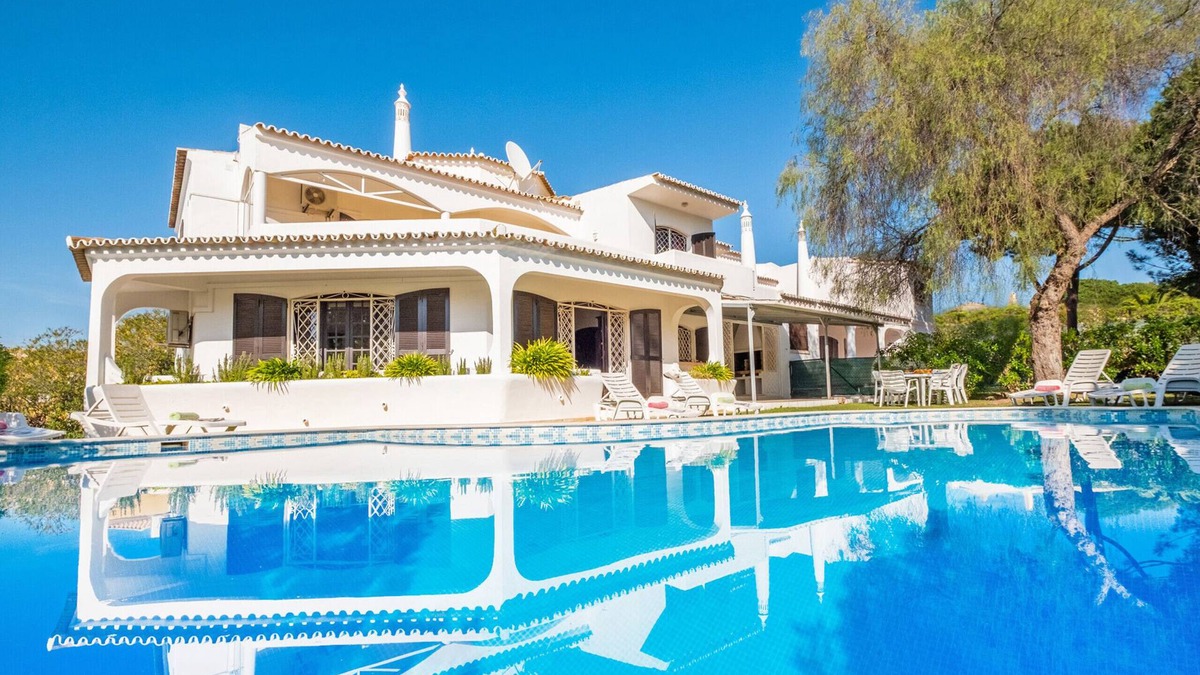 Quarteira Villa | TRADITIONAL VILLA CLOSE TO GOLF COURSES, PRIVATE POOL, A/C, WIFI