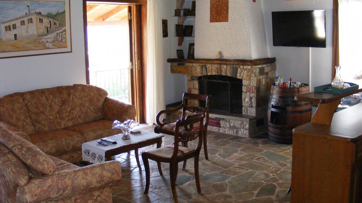 Myloi Villa | Traditional villa with great views convenient for the beach, local area & sites