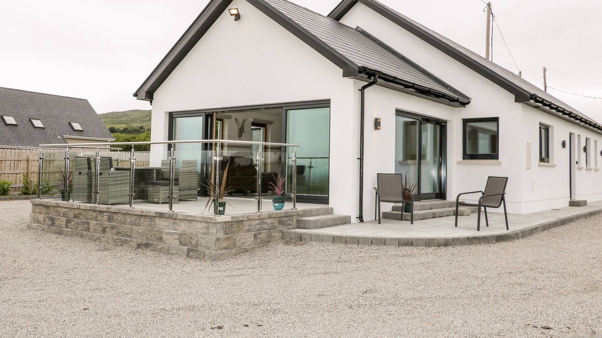 Lettermacaward Cottage | TRAEANNAGH BAY HOUSE, pet friendly in Dungloe, County Donegal