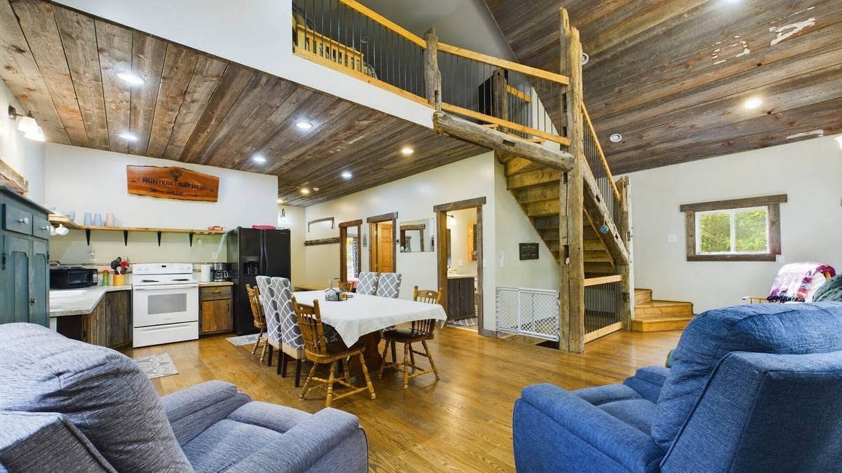 Wetmore Cabin | Trail 7*Air Hockey*Pool Table*Trailer Parking