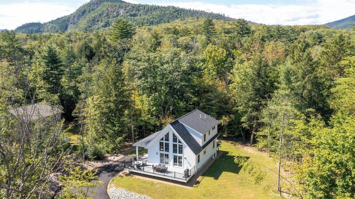 Bartlett House | Trail's End | Brand New | Hot Tub | Fire Pit | Pet Friendly
