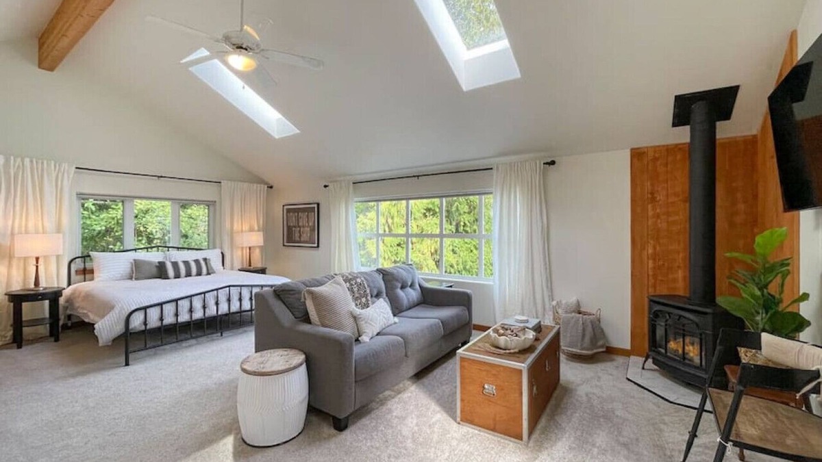 Sequim Cottage | Trail Studio · Sequim Bay, Discovery Trail, Bikes, National Park