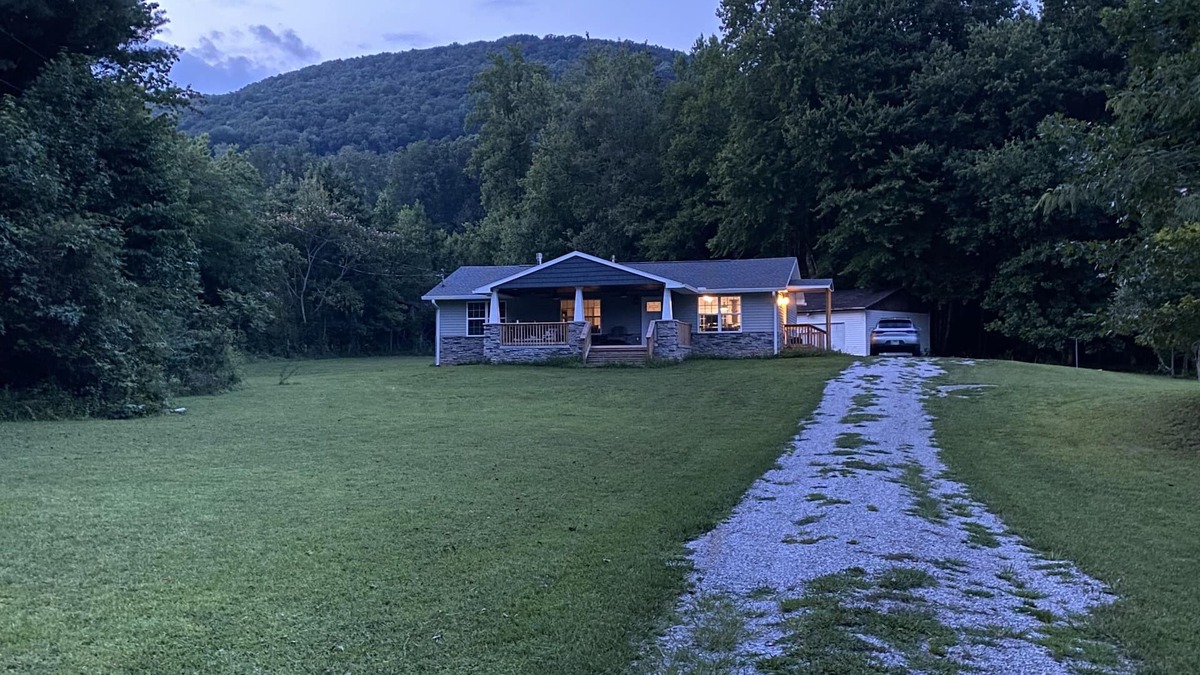 Harriman House | Trailer and pet-friendly! Hot tub! Minutes to Windrock and Frozen Head!