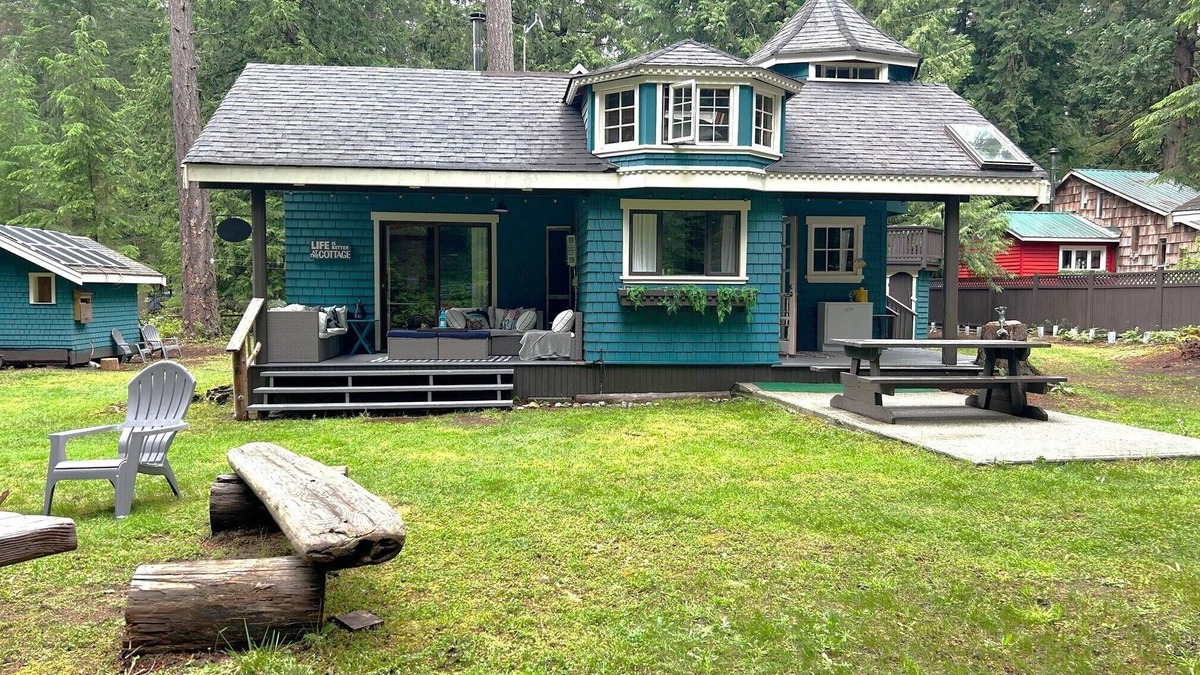 Savary Island House | Trailer in back yard