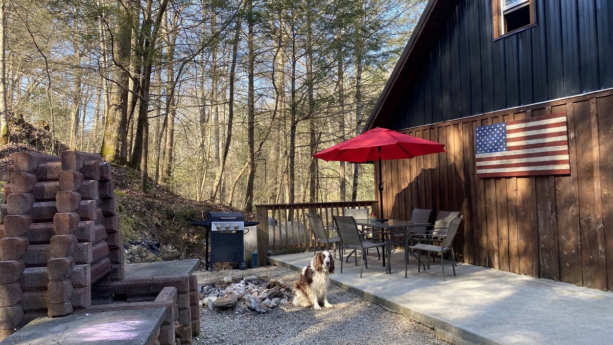 Saint Helens Cabin | Trailer parking, near Hollerwood, Daniel Boone Backcountry Byway, and Climbing