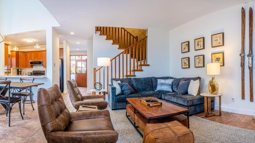 Sun Peaks House | Trails Edge #25 By Bear Country