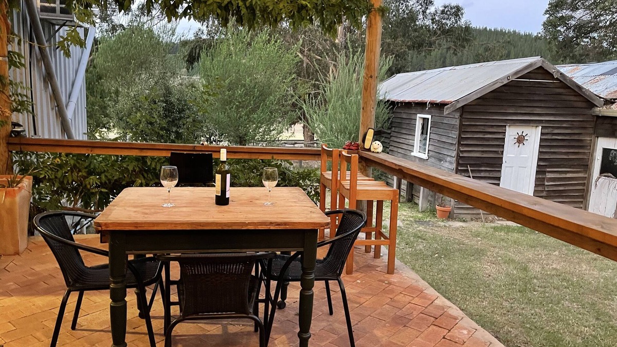 Nannup House | Trails! Views! Serenity! Family & pet friendly cottage, 5 minutes from town!