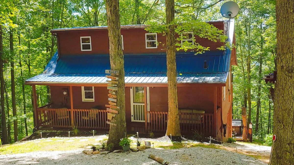 Stanton Cabin | Trailseeker Cabin King Bed, WiFi, Hot Tub at Red River Gorge - Natural Bridge