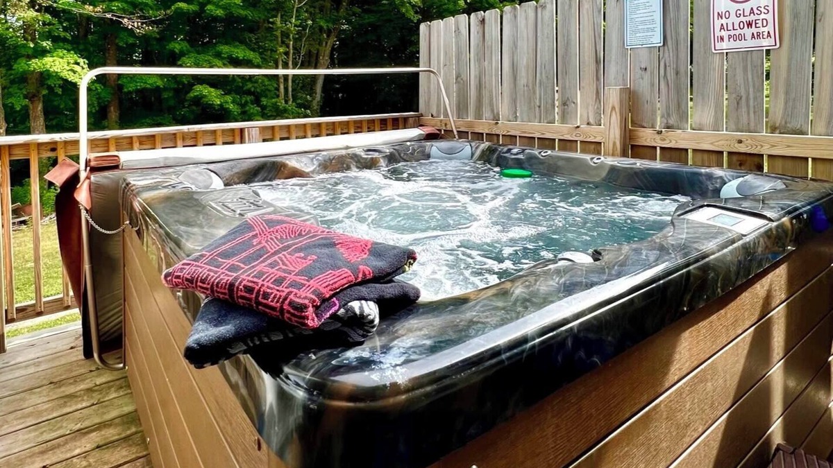 Wakefield House | Trailside #1 Summer fun~ AC, HotTub, ATV, hiking, waterfalls, fishing, boat