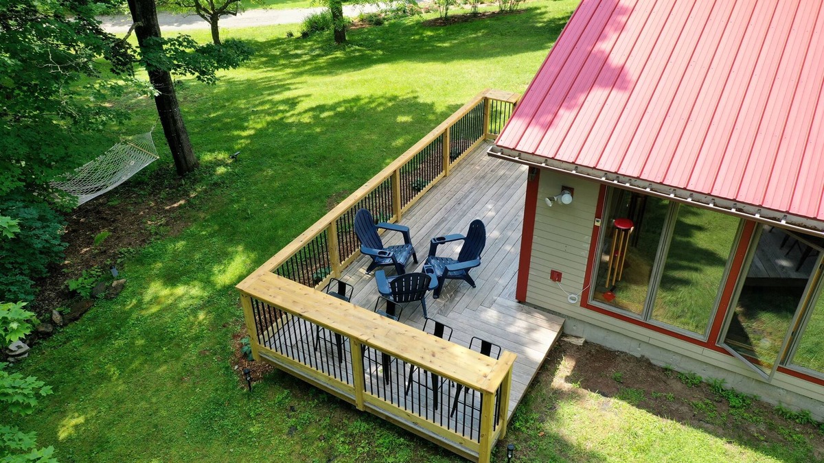 East Burke House | Trailside! Bike In Bike Out, Steps to Town. Outdoor shower, fire pit, & more.