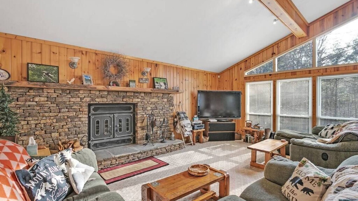 Champion House | Trailside Chalet featuring Wrap Around Deck & Private Hot Tub just outside of 7 Springs Resort