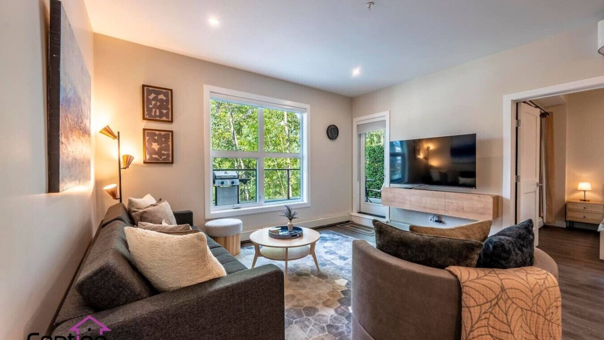 Golden Condo | Trailside Vista | Huge Patio | BBQ | AC | Downtown