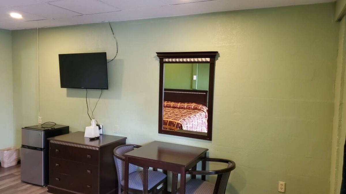 Fairview Heights Hotel | Trailway Motel