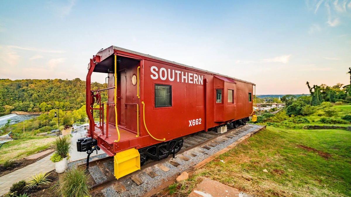 Daniels Hill Apartment | Train Caboose & River Views < .5 to Downtown