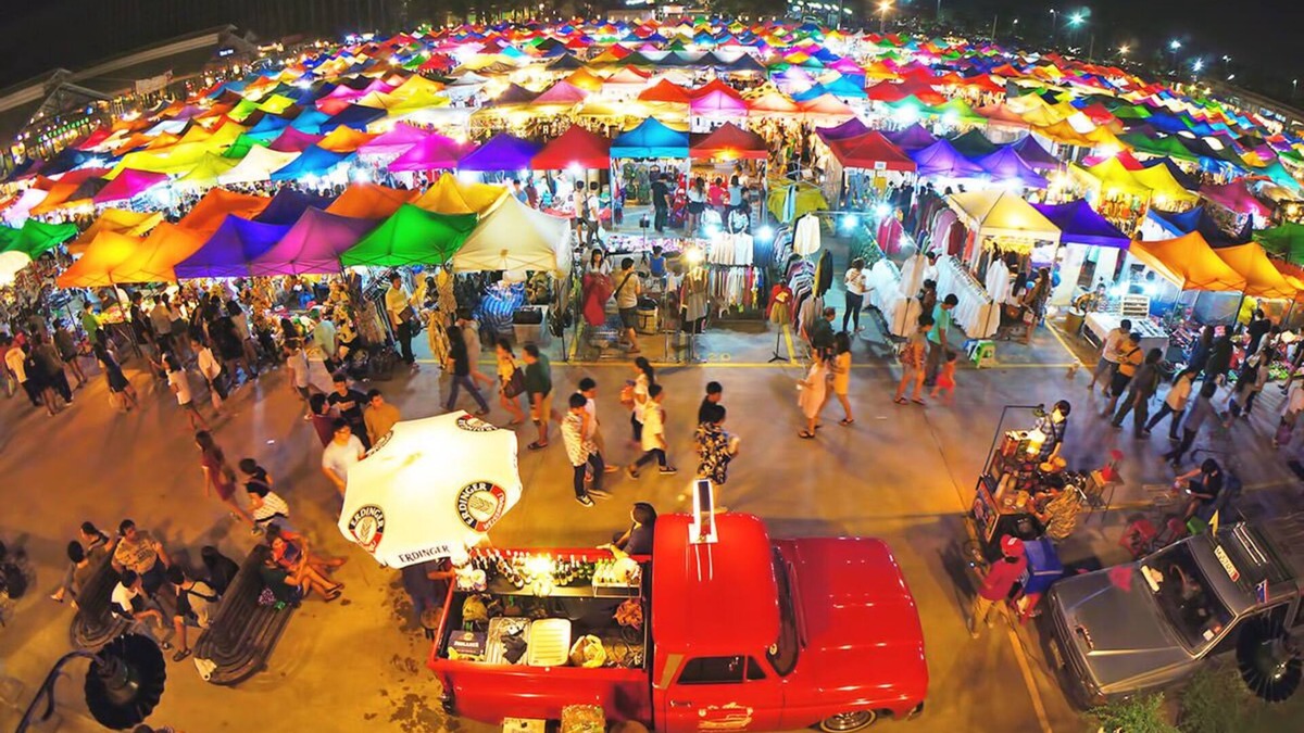 Ratchadaphisek House | Train Night Market to 2min & MRT to 3min, big House, popular restaurants & cafes