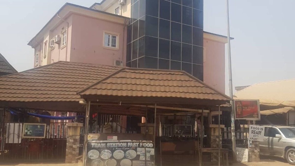 Nnewi House | Train Station Bar & Lounge with Lodging