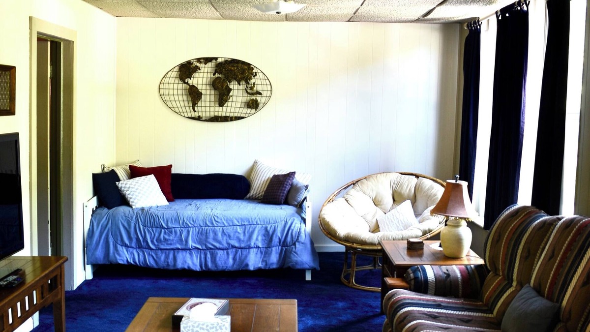 Kyle Apartment | Train View a spacious 3-bedroom upstairs apartment with WiFi in Northfork