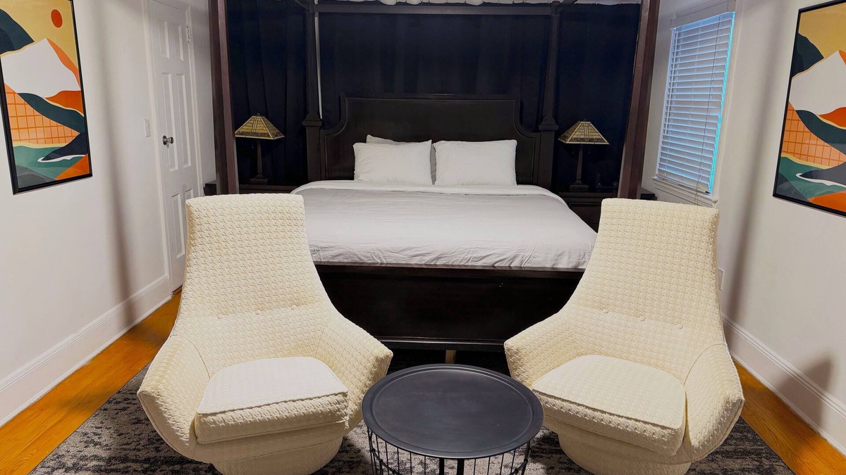 Roosevelt House | Tranquil 2 BR house with modern touches