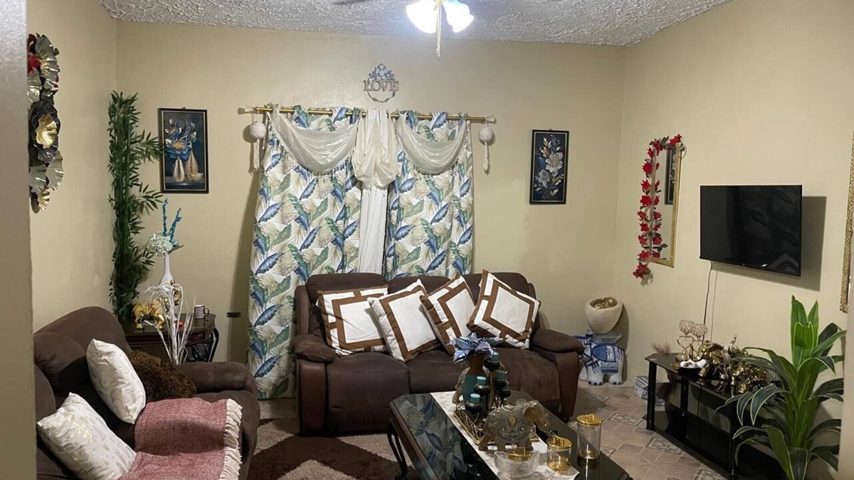 Saint Andrew Apartment | Tranquil 3-bedroom apartment with WiFi in Kingston