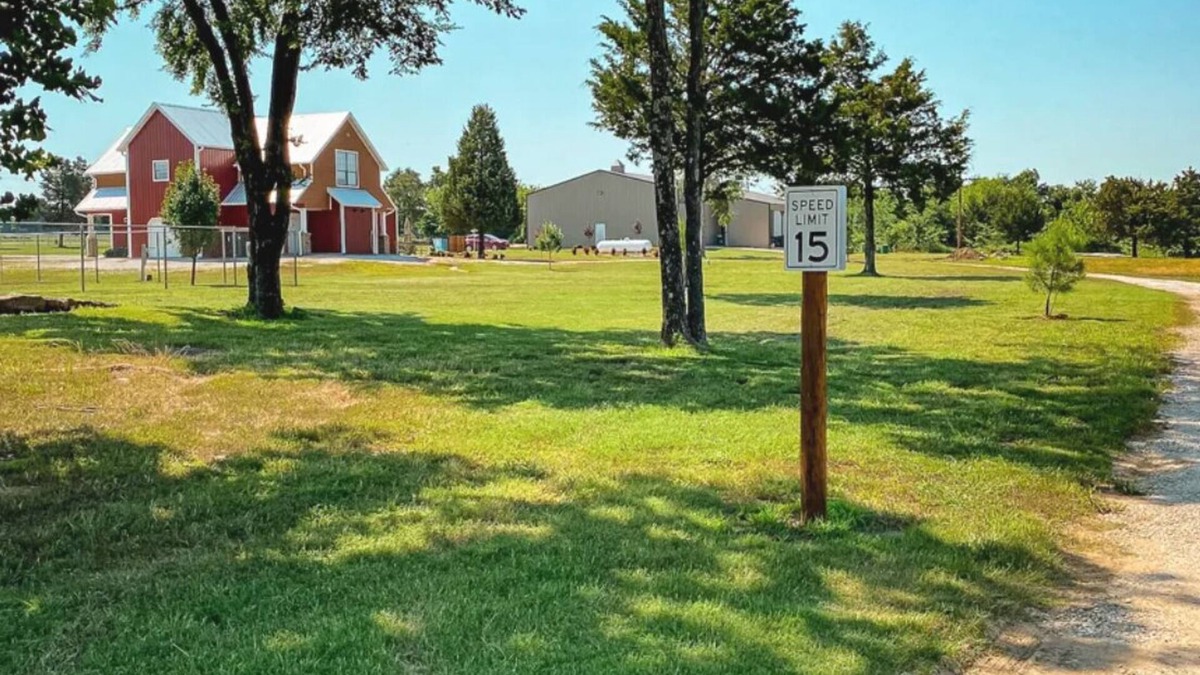 Vian House | Tranquil 3-bedroom barn right next to Lake Tenkiller in Vian with WiFi, AC