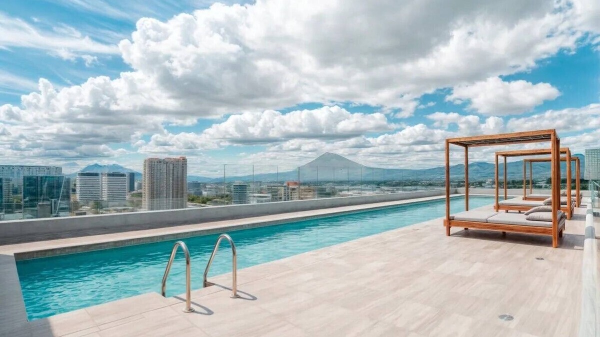 Zona 10 Apartment | Tranquil 3-bedroom apartment with fitness room and pool in Ciudad de Guatemala