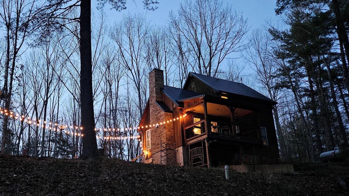 Clifford Cabin | Tranquil 3BR cabin in Monroe by the Blue Ridge Parkway - Rest, Restore, Explore!
