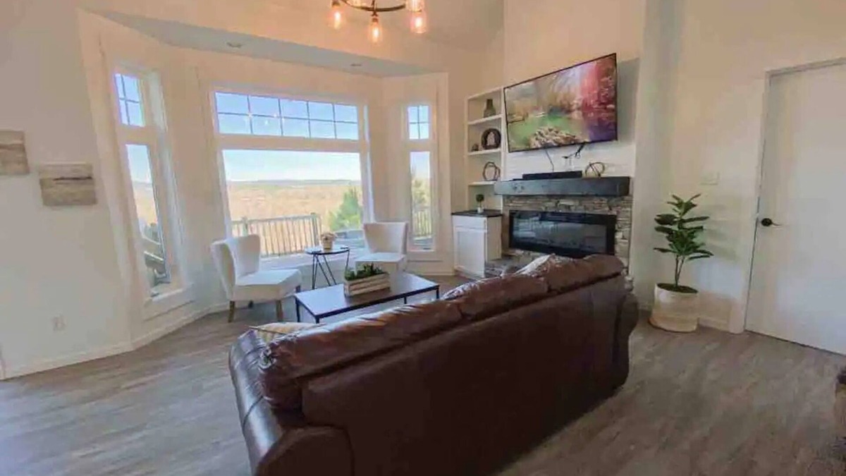 Royal House | Tranquil, 3BR, entertaining, Mountain Home