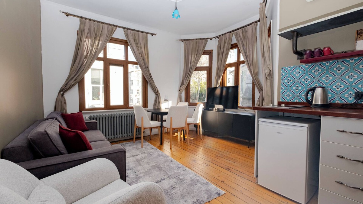 Taksim Apartment | Tranquil 4-bedroom apartment with AC in Istanbul