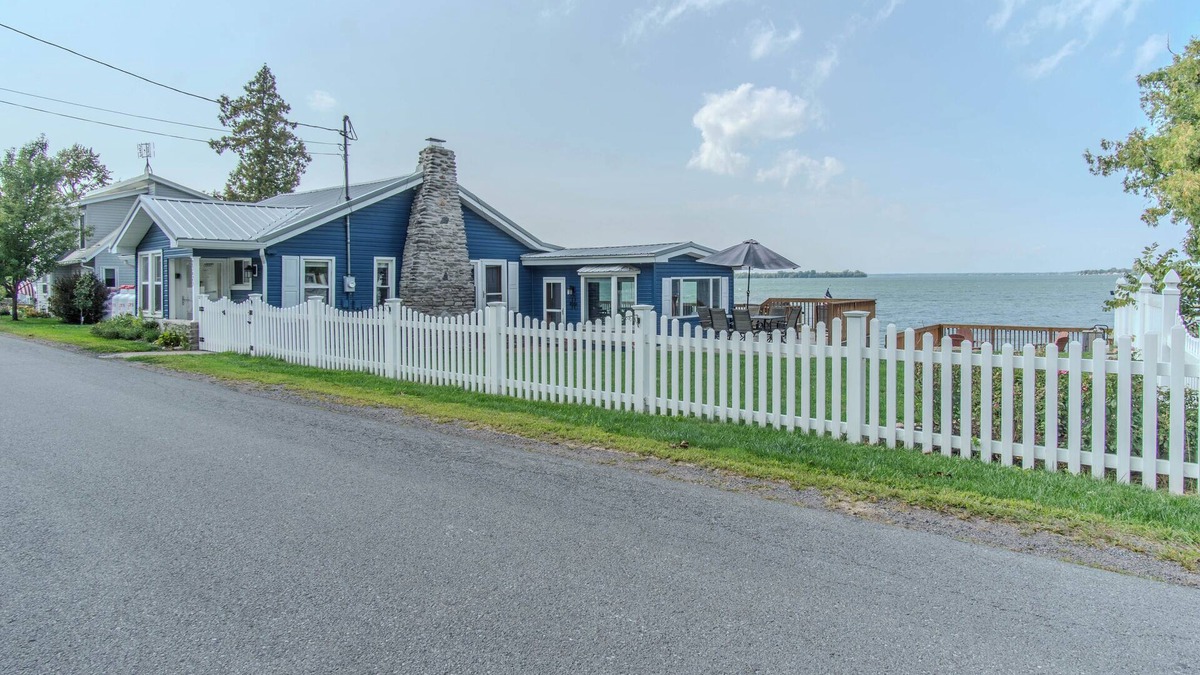 Dexter House | Tranquil 4 Bedroom Lake House on Guffin Bay