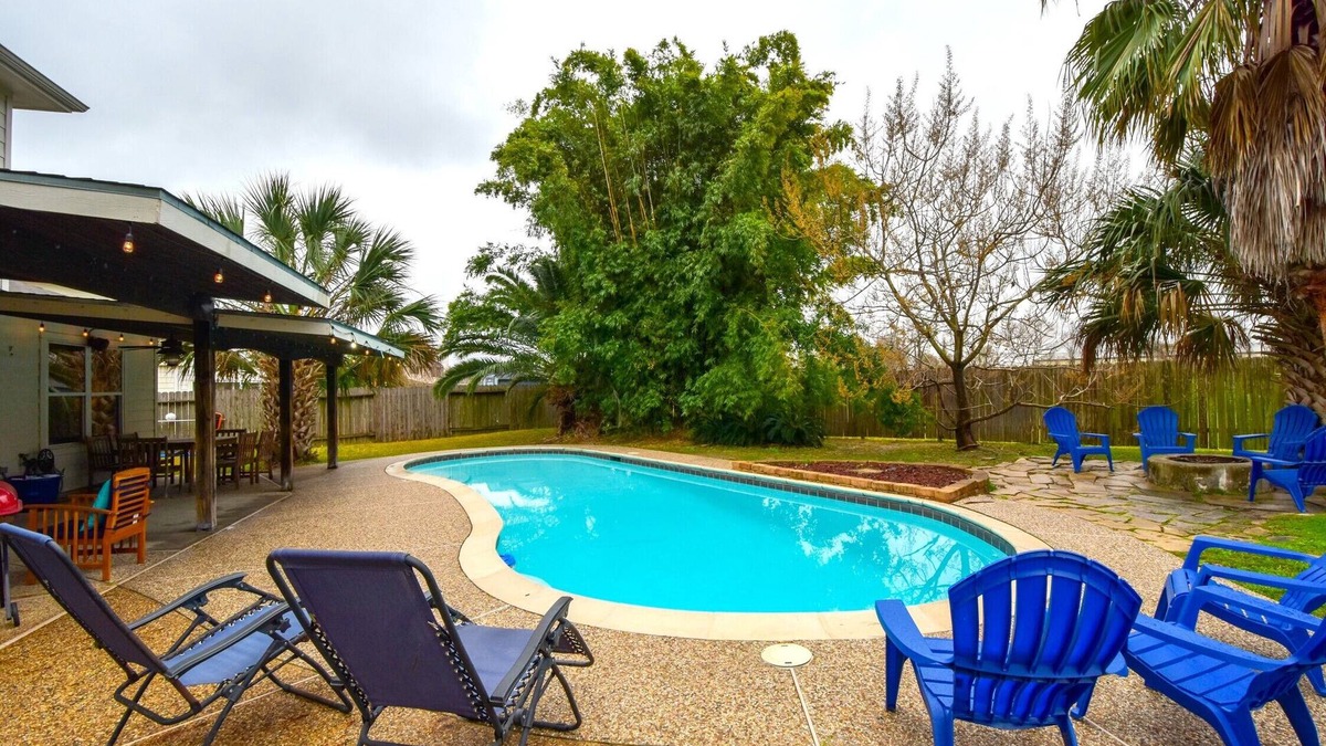 FM 1960 House | Tranquil 6-Bedroom w/Pool 25 Min to Downtown SO