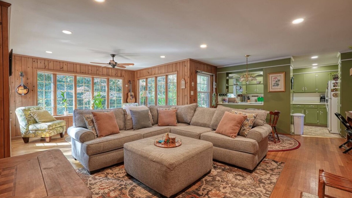 Drayton House | Tranquil and Stylish 4BR House Surrounded by Nature in Spartanburg
