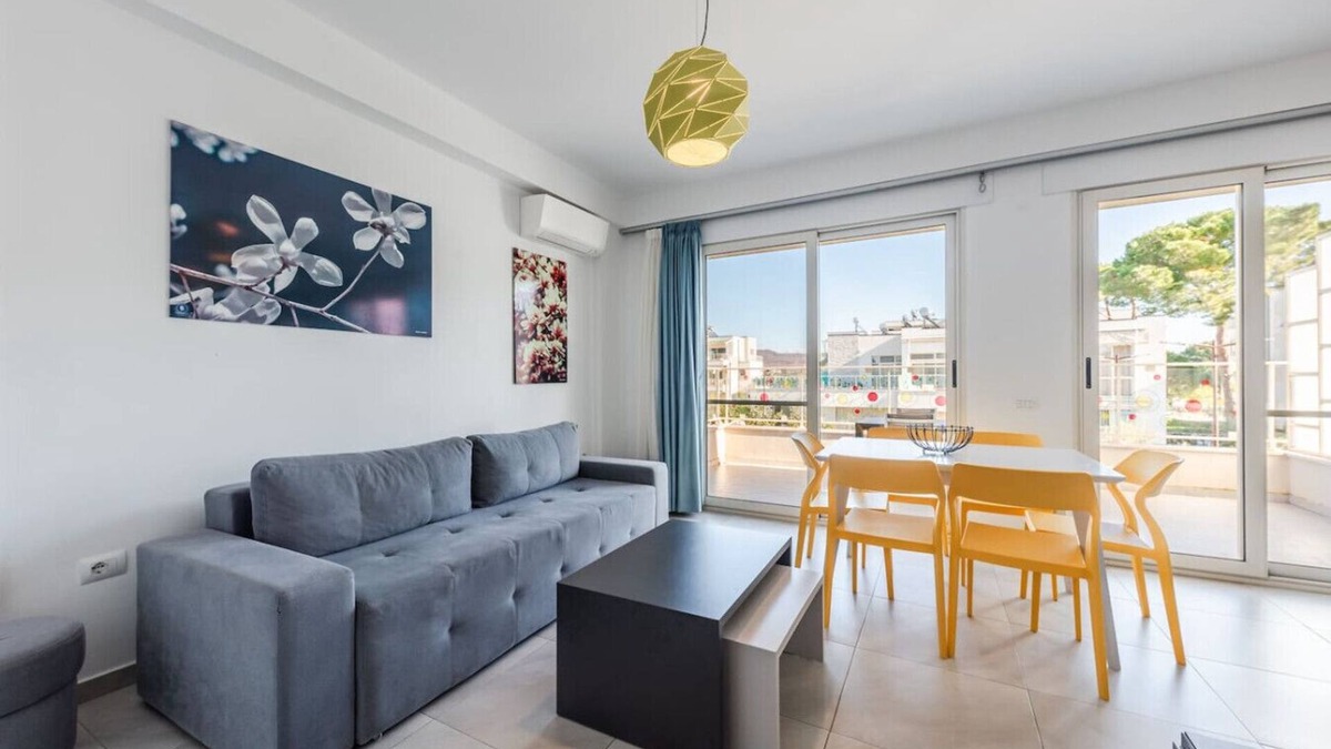 Ishem Apartment | Tranquil Apartment with pool access - Manjola