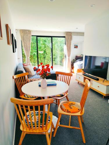 Linwood Apartment | Tranquil Bamboo Oasis at Christchurch