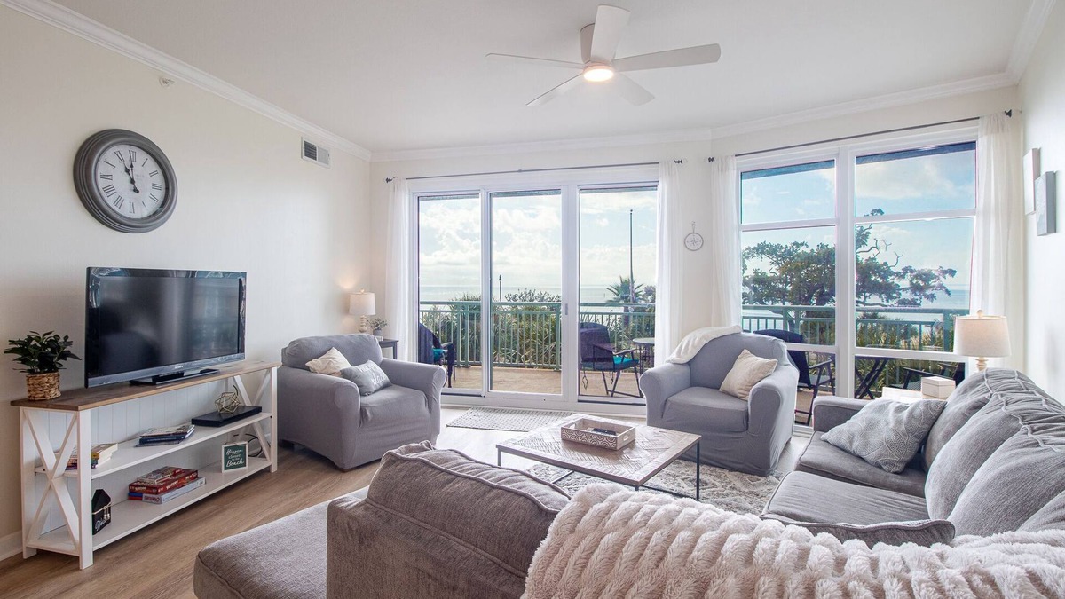 Gulfport Condo | Tranquil Beach Front 2Bed 2Bath Condo with large patio - Family Friendly