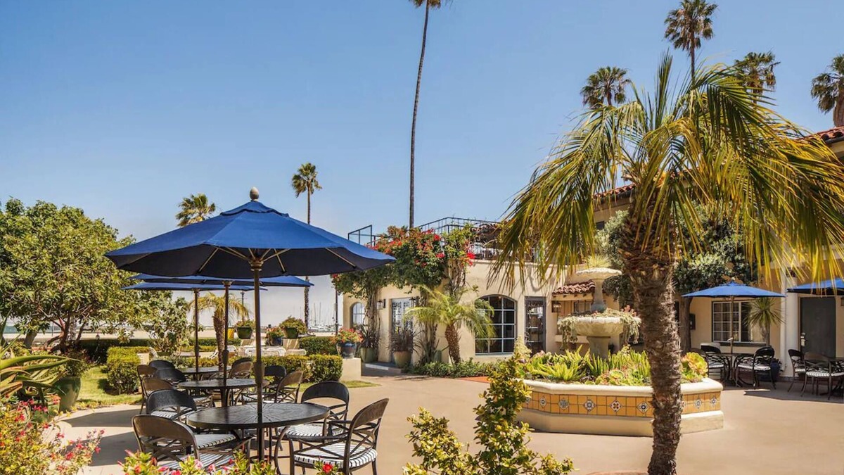 West Beach House | Tranquil Beach Retreat: Boutique Stay with Spectacular Views & Beach Access