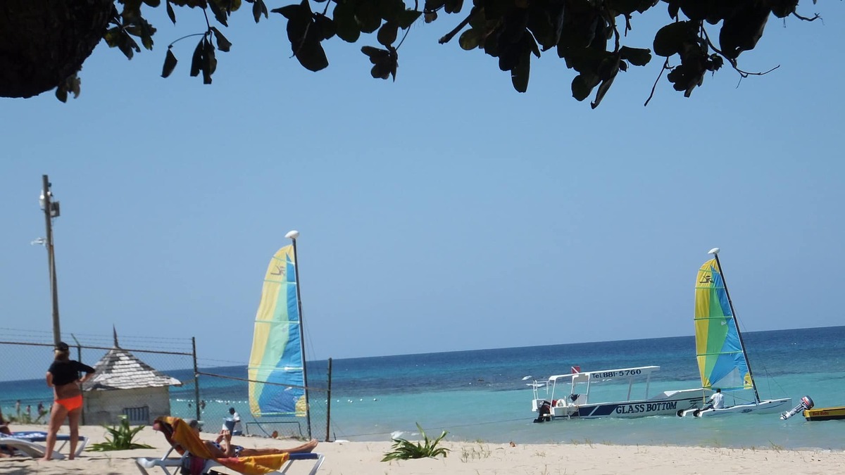 Runaway Bay Villa | TRANQUIL BLISS-FULLY STAFFED 5 EN-SUITE BEDROOM -5 MINS TO BEACH