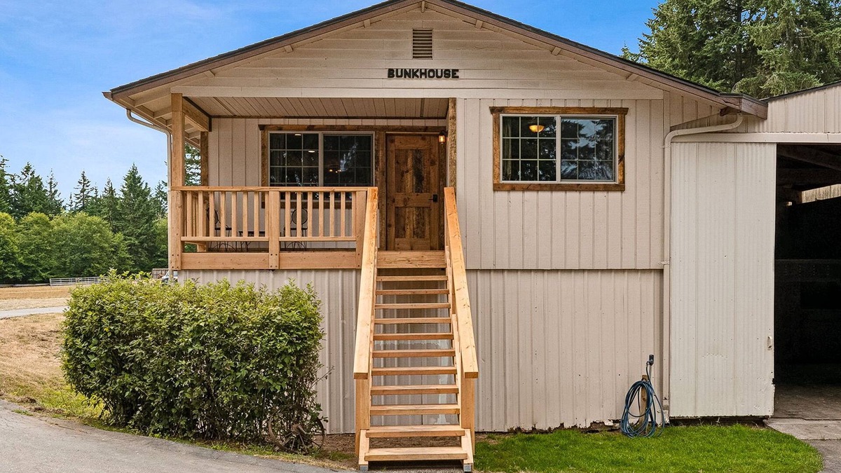 Burley House | Tranquil Bunkhouse Apartment at Lazy K Stables