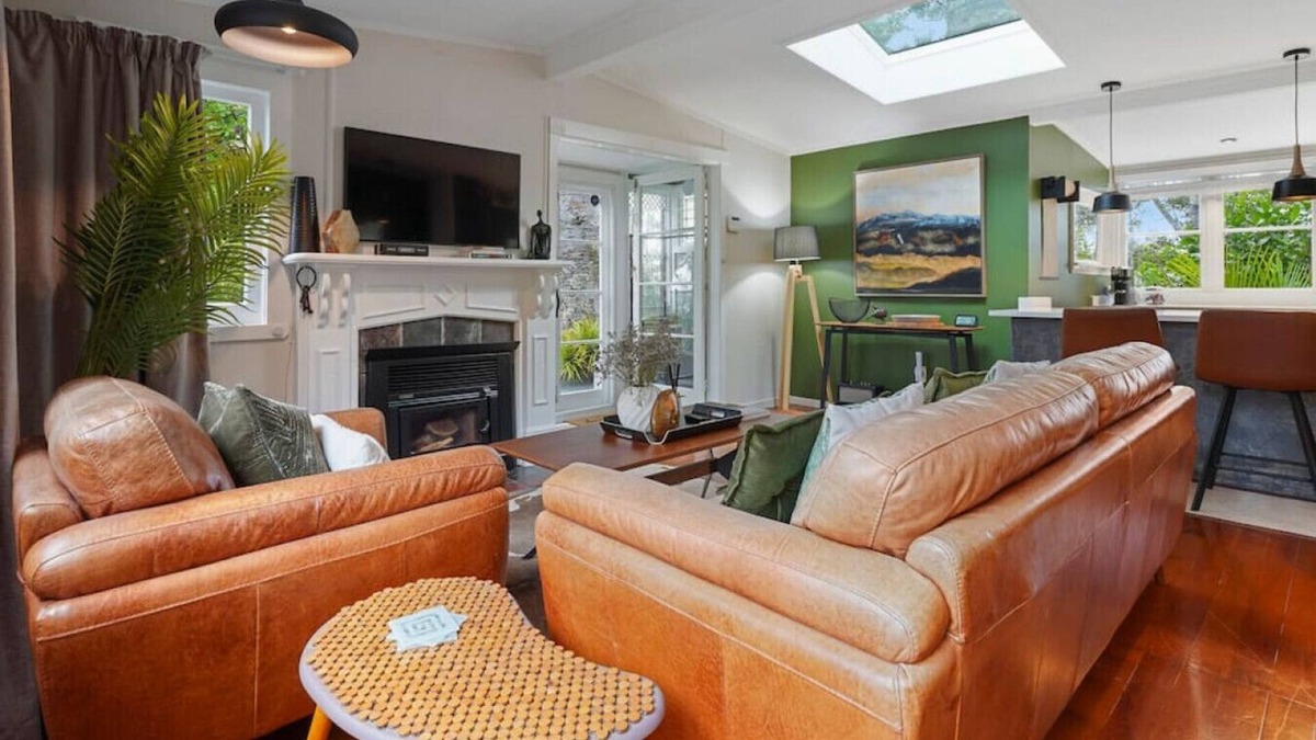 Titirangi House | Tranquil Bush Haven | Gardens - Bayview | WiFi