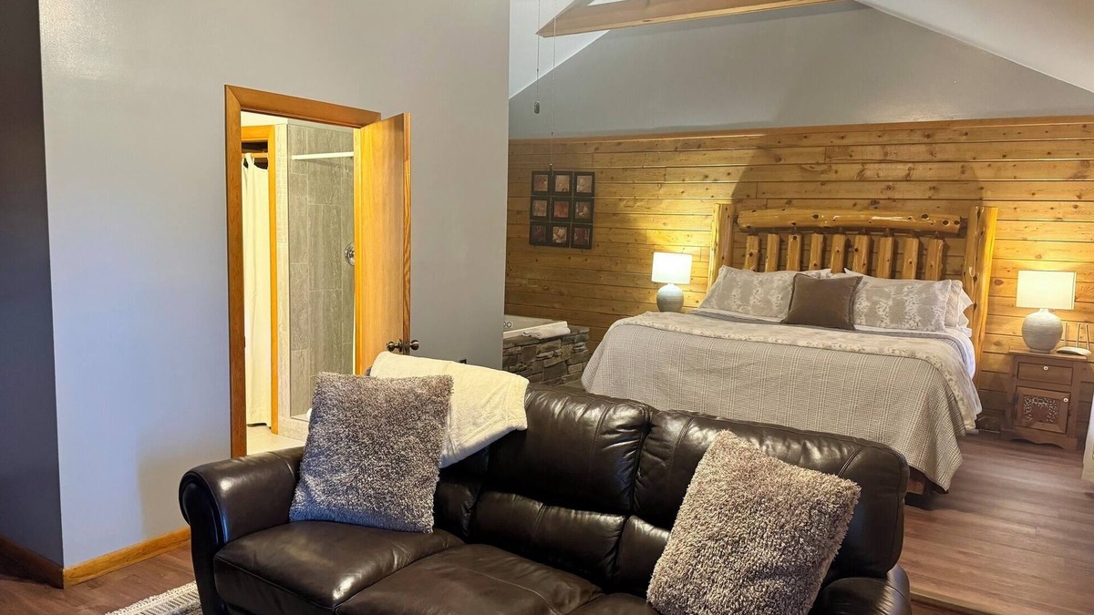 Eureka Springs Cabin | Tranquil Cabin- Perched on Mountain Top boasting jacuzzi for two and expansive deck with views! Trail & Cave on Property!