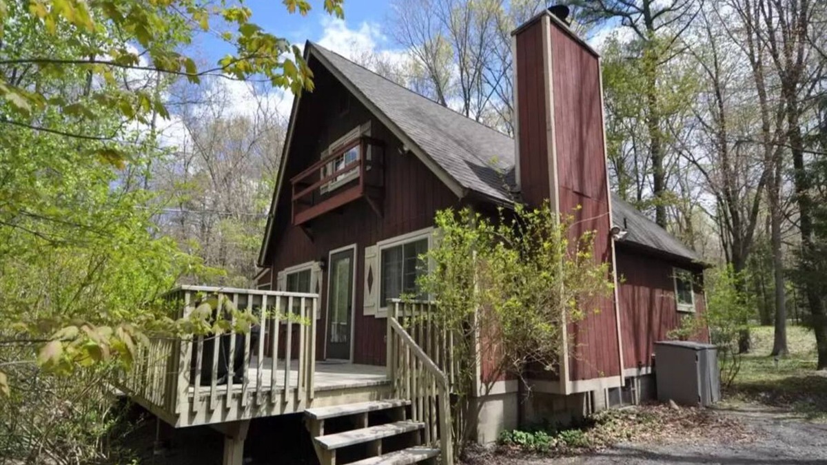 Jim Thorpe House | Tranquil Chalet Retreat, Short Walk to Lake & Pool