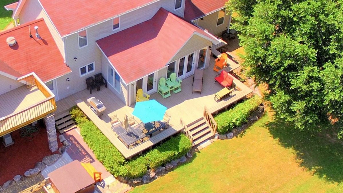Townville House | Tranquil, Close to the Water, Swim/Boat Dock, Hot Tub, Fireplace, Misty Mornin's